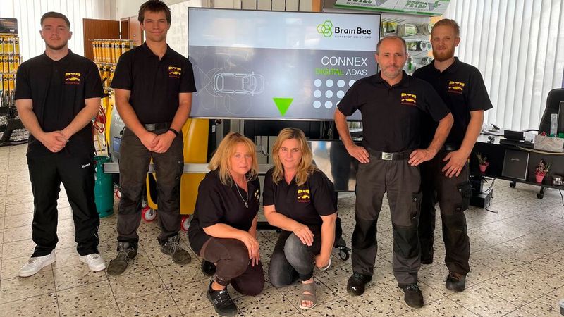 Das sechsköpfige Team wird von Inhaber Roberto Parisi (2. v. r.) immer auf dem neuesten technischen Stand gehalten.(Bild:  ATP Autoservice)