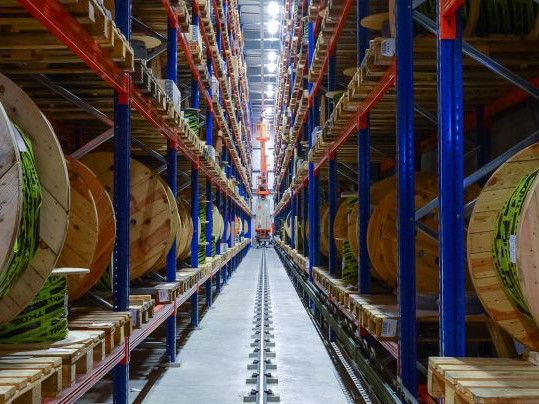 Mit seinen digitalen Services bringt TKD Kabel seine Kunden schnell zum richtigen Produkt in dem mehrere tausend Kabel umfassenden Hochregallager.(Bild:  TKD Kabel)