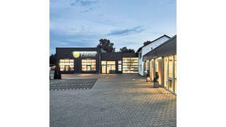 Auf dem 5.500 Quadratmeter großen Grundstück an der Scheidtbachstraße in Bergisch Gladbach entstand ein moderner Karosserie- und Lackbetrieb, der auch für den Autoservice gut gerüstet ist.  (Bild: Borgers)