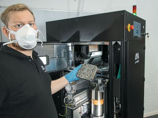 Der «Laser Powder Bed Fusion»-Drucker mit Pulverkartuschen kann im normalen Werkstatt-Umfeld eingesetzt werden, ohne Luftfilteranlagen und Schmutzschleusen.(Bild:  A-Metal AG)