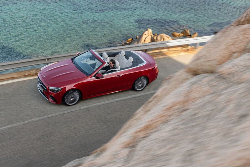 Wie bei der normalen E-Klasse werden auch bei den Zweitürern die Funktionsumfänge einiger Assistenzsysteme erweitert. (Bild: Daimler)