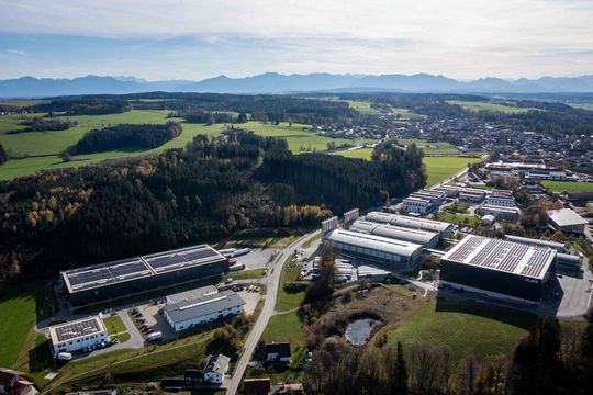 Luftbild des Technologieparks Amerang mit neuem Hochregallager von Auer Packaging.(Bild:  Auer Packaging)