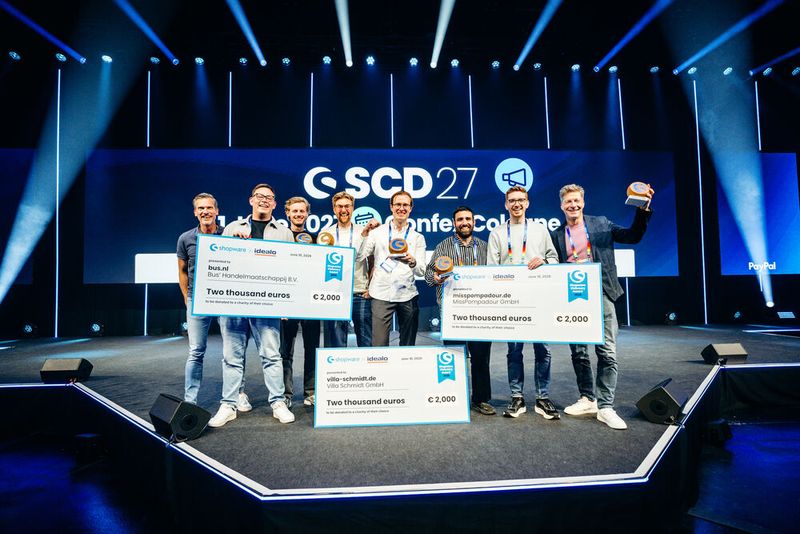 Freuten sich über die Shopware Visionary Awards 2026 und das damit verbundene Preisgeld von jeweils 2.000 EURO, die jeder Gewinner einem caritativen Zweck spenden darf: Bus’ Handelmaatschappij B.V. aus Zwolle (Niederlande), Villa Schmidt GmbH aus Hamburg und MissPompadour GmbH aus Sinzing bei Regensburg. (Bild: Shopware)