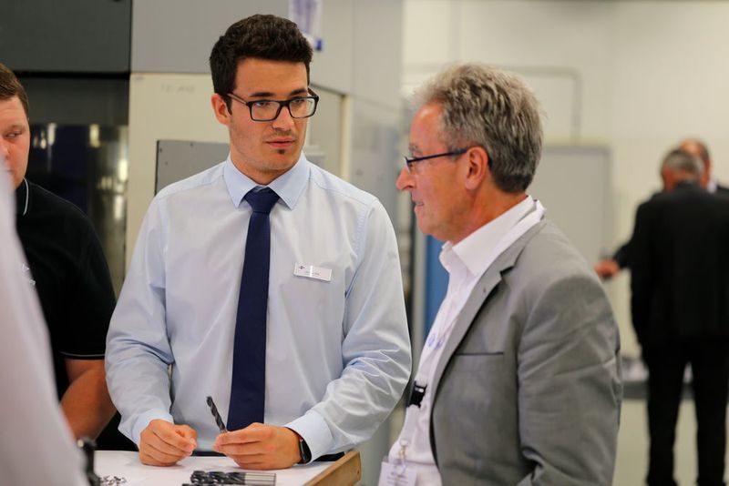 Besucher und Mapal-Entwicklungsexperten an den Fachpressetagen (Matthias Böhm)