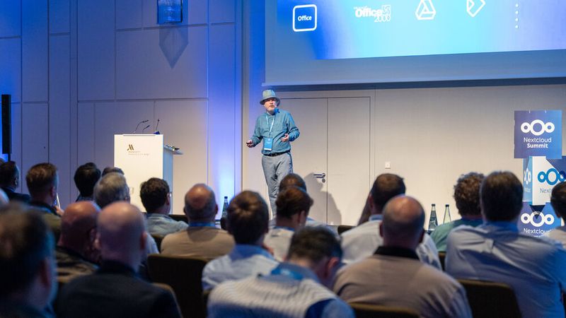 Jos Poortvliet, Director Communications und Mitgründer von Nextcloud, stellt die neue Talk-Version vor, die in München Premiere feiert. (Bild: Nextcloud)