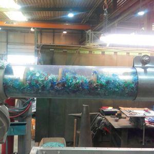 Recycling in der Praxis: Zerkleinertes Recy­clinggut wird zwischen den Mitnehmerscheiben am Seilförderer transportiert.(Bild:  Daltec)