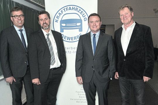 Zeigen die Fakten auf: (v.li.) Jan-Nikolas Sontag (Kfz-Gewerbe Schleswig-Holstein), Henning Middelmann (Twintec), Simon Peter (ADAC) und Hans W. Hansen (Kfz-Innung Kiel-Neumünster).(Bild:  Zietz/»kfz-betrieb«)
