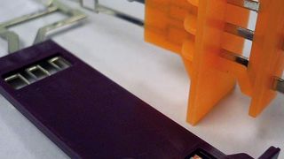 Trotz Forderung nach erhöhter Dichtigkeit des Metall-Kunststoff-Verbunds kann zum Um-
spritzen eines Stanzgitters aus Kupfer auf Haftvermittler verzichtet werden. Bild: Kunststoff-Institut (Archiv: Vogel Business Media)