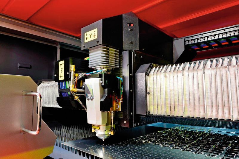 Innenansicht der Faserlaser-Schneidanlage «Amada FOL-AJ». (Bild: Artol Fuchs)