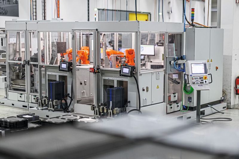 The cells are mobile. Since each cell stands on three steel plates, its location can be easily changed. (Image:Kuka)