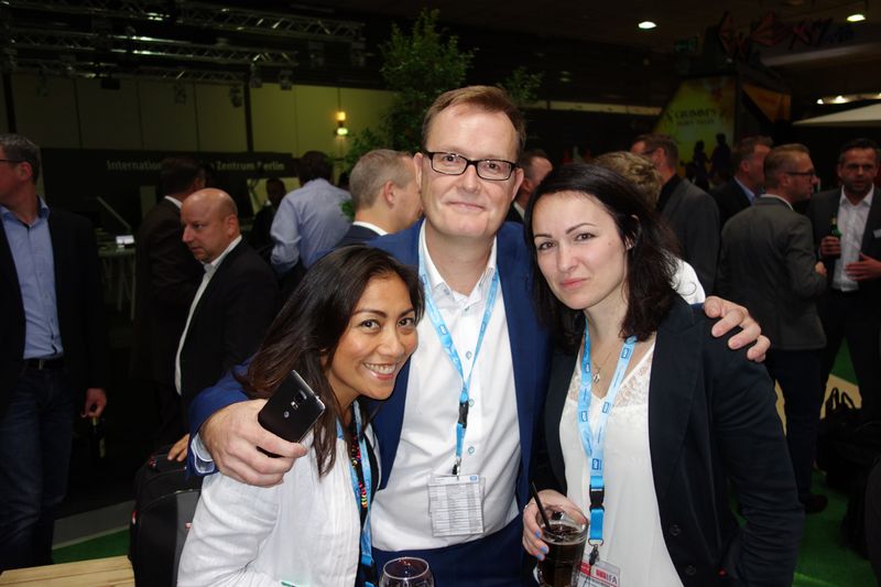 Emiel Witteveen mit Esti Mistry und (r.) Daniela Pitzalis, WD (Bild: IT-BUSINESS)