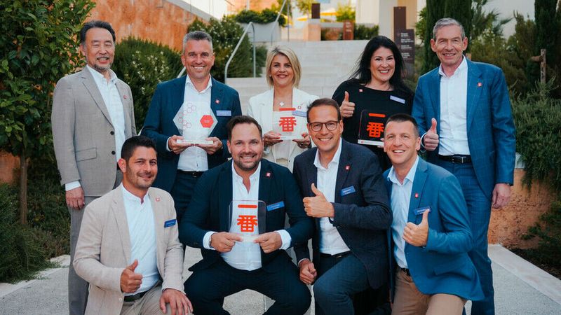 Die Ichiban-Gewinner-2026 v.li.: Yoshihiro Nakata, Toyota Europe, Alexander und Nicole Nix, Autohaus Nix, Jana Rosenheinrich, Autohaus Rosenheinrich, Dr. Till Conrad, Toyota Europe (hintere Reihe), Luca Russo-Hesper und Ralph Flegel, Autohaus Eifel Mosel, Mario Köhler und Jörg Dzubiella, Toyota Deutschland.(Bild:  Toyota)
