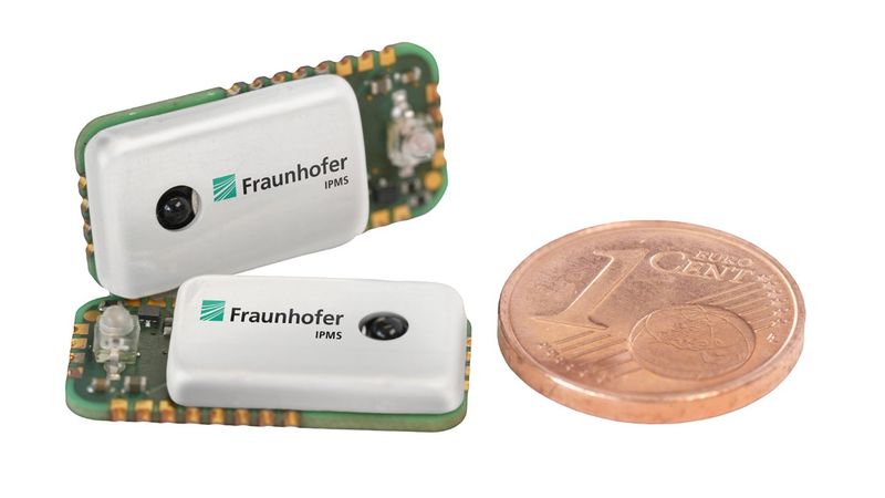 Zwei Li-Fi Tinyspot Module – ein Modul weist eine Abmessung von 15 mm × 21 mm × 3,3 mm auf und ist ein Gramm leicht.(Bild:  Fraunhofer IPMS)