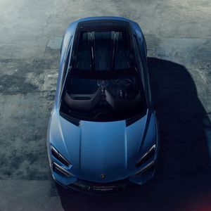 Innen finden sich 2+2 Sitzplätze.(Bild:  Lamborghini)