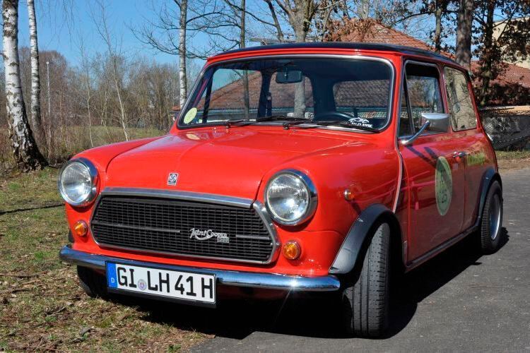 2. Preis: Der Gewinner dieses Preises sollte Folgendes wissen: Wenn er mit dem Innocenti Mini unterwegs ist, wird ihn der Satzanfang „Ja, aber“ treu begleiten. Denn der kleine Rote weckt in jedem Passanten Sympathie. Und dass er ein Mini ist, erkennt auch der automobile Laie. Was er aber nicht weiß: Dieser Mini ist ein Italiener. Der Mailänder Autobauer Innocenti fertigte zwischen 1965 und 1975 in Lizenz den britischen Mini. Und damit es kein bloßer Nachbau blieb, wurde der kultige Kleinwagen aufgewertet: veränderter Kühlergrill, ausstellbare Dreiecksfenster, eine schönere Innenausstattung mit Lederlenkrad, besser verarbeitete Sitze. Dieser gespendete Mini ist dazu noch ein echter Sportler: Der 1300 Cooper besitzt Sportfelgen, Ölkühler, einen mit 63 Pferdestärken wirklich kernigen Motor und eine extrem handliche Karosserie, die bei der Höchstgeschwindigkeit von gut 155 Stundenkilometern echtes Fahrvergnügen bereitet. Frank Rückriegel von Druckriegel Frankfurt, stellt diesen Klassiker für die Oldtimerspendenaktion 2019 zur Verfügung. (Lebenshilfe Gießen)