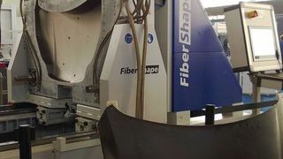 Spaltimprägnieranlage des IKV mit Werkzeug und CFK-Motorhaube auf der Composites Europe 2013. (Bild: Dorothee Quitter, konstruktionspraxis)