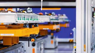 Die Batteriemontage erfolgt oft beim Autohersteller. Einzelne Komponenten, vor allem Zellen und Batteriemodule, kommen von neuen Zulieferern. (Bild: Mercedes-Benz)