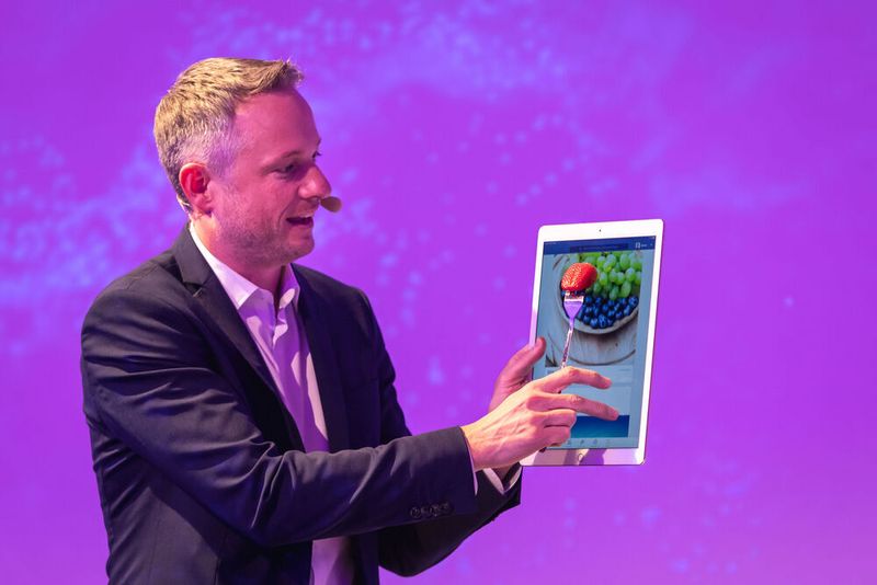 Mit Simon Pierro unterhielt ein internationaler Showstar die Gäste. Seine Ipad-Magie präsentierte Pierro schon in Las Vegas und der US-amerikanischen The Ellen DeGeneres Show. (Stefan Bausewein)