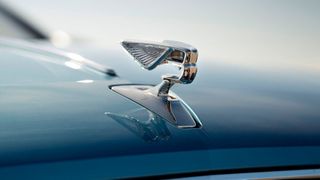 Bentley hat zur Premiere des Flaggschiffs Flying Spur wieder ein neues Flying B für den Kühler entwickelt.  (Bild: Bentley)