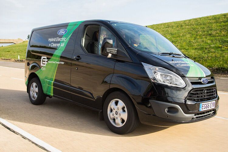 Ford setzt beim Transit Custom PHEV auf einen seriellen Hybridantrieb und kombiniert eine Plug-In Hybrid-Variante mit einem 1,0-Liter-Dreizylinder-Benzinmotor als Range-Extender. (Ford)