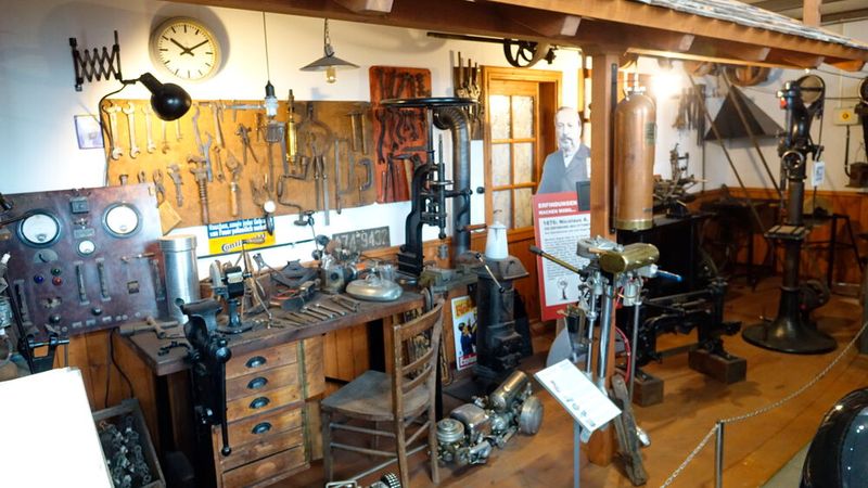 Wo heute vor jeder Reparatur ein Notebook zur Diagnose an den Bordcomputer des Automobils angeschlossen wird, waren vor hundert Jahren noch Erfahrung und Spürsinn gefragt. Die ersten Kfz-Mechaniker des vorletzten Jahrhunderts entsprangen oftmals der Schmiedezunft oder anderen handwerklichen Berufen, konnten mit Metall gut umgehen und zeigten ihr Geschick, wenn es ums Improvisieren ging, um ohne Werksersatzteil den Wagen wieder zum Laufen zu bringen.  (Bild: Dominsky – VCG)