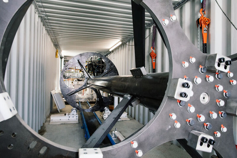 Vier 8,5 m lange und 1,2 t schwere Stahlrohre sind mit asynchron arbeitenden Stahlklammern umschlossen und werden in einem Revolver-Mechanismus gehalten. (Lapp)