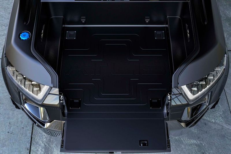 Statt eines Motors steckt unter der Fronthaube ein zusätzlicher Kofferraum. (Atlis Motor Vehicles)