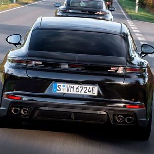 Die Luftfederung hat jetzt statt drei nur noch zwei Kammern, arbeitet aber mit einem verbesserten Dämpfer zusammen.(Bild:  Porsche)