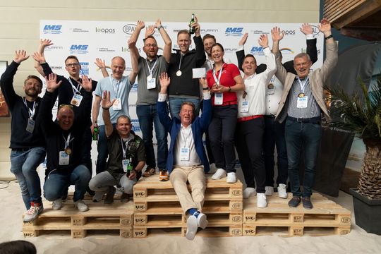 Das 20-jährige Jubiläum der Hamburger Logistiktage begingen die Teilnehmer im Beach Club Hamburg. Im Bild die Siegertypen der „Team-Olympiade“, deren Erlös aus dem Antrittsgeld dem Kinderhospiz Sternenbrücke zugute kam.(Bild:  HLT)