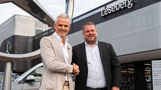 Besiegeln den Zusammenschluss: (v. l.) Franco C. Barletta, Vorstandsvorsitzender Sternpartner, und Patrick Leseberg, Geschäftsführer Leseberg Automobile. (Bild: Sternpartner)