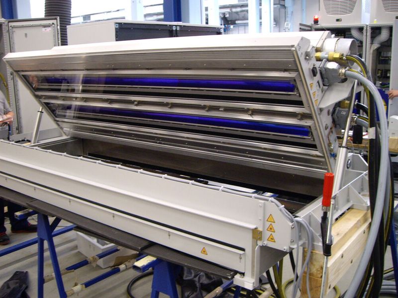 Blick auf den integrierten UV-Licht-Trockner für GFK-Komponenten bei IST Metz, mit einfacher Zugangsmöglichkeit für Service- und Inspektionsmaßnahmen.  (Bild: IST Metz)