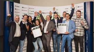 Die Gewinner des Gebrauchtwagen Award 2025: links das Team von Auto Niedermayer, Sieger in der Kategorie Freier Handel, und rechts das Team vom Autohaus Kurt Stricker, Erstplatzierte in der Kategorie Vertragshandel. (Bild: stefan bausewein)