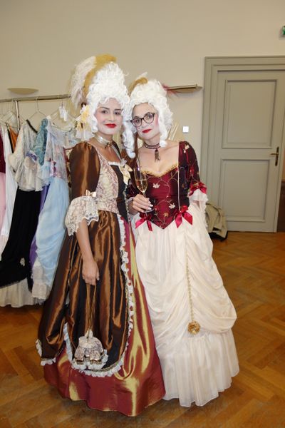 Das Resultat ist atemberaubend! (l.) Celine Keller und Annette Lipp, Alltron.  (Bild: IT-BUSINESS)