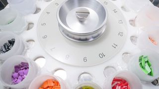 Bei der energiedispersiven Röntgenfluoreszenz-Analyse (EDX) wird überprüft, ob die RoHS-Richtlinie eingehalten wird und ob die Leitung halogenfrei ist. Außerdem können damit Flammschutzmittel identifiziert werden. (Wolfram Scheible/Lapp)