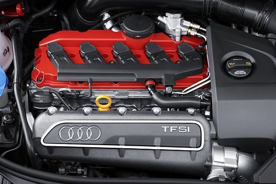 Schwarz-rot trägt auch der Fünfzylinder im Bug. Hier noch einmal die Eckdaten: 340 PS, 4,6 Sekunden von 0 auf 100. (Archiv: Vogel Business Media)