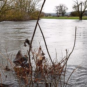 Ein Hochwasser wie hier im Jahr 2019 an der Lahn bei Wetzlar schwemmt Plastikteile in die Flussaue. (Bild:  Collin Weber)