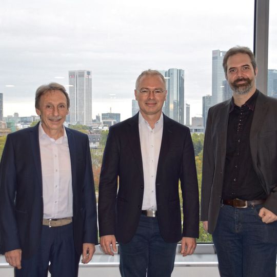 Die Gesprächspartner: Hans-Jürgen Hilscher von Hilscher Automation und Oliver Niedung von Microsoft mit Redakteur Sebastian Gerstl (v.l.n.r) in Frankfurt.(Bild:  Vogel Communications Group)