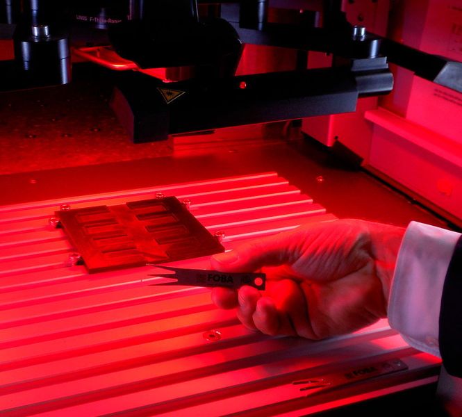 Die dafür verwendete Kamera schaut direkt durch die Linse. Das vermeidet Ausschuss. (Reinhardt / Devicemed)