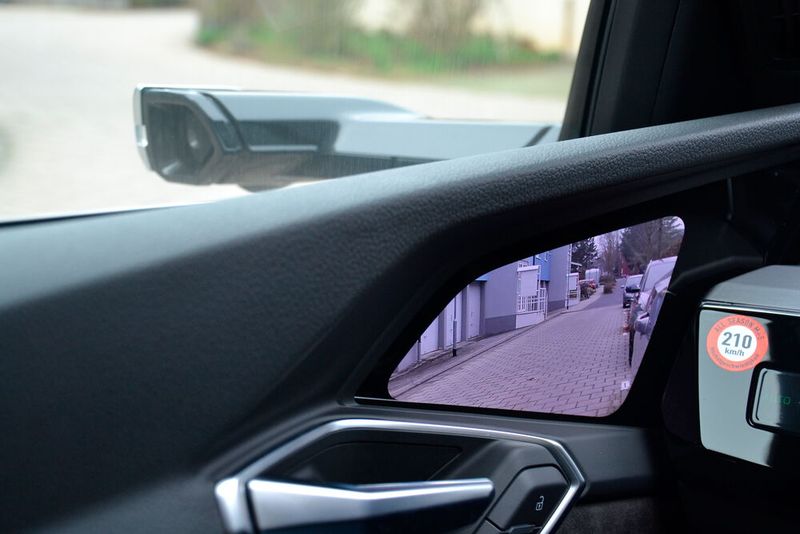 … links. Ob bei Tageslicht …  (Bild: Michel/»kfz-betrieb«)