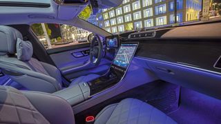Lichtatmosphäre: Die ambiente Beleuchtung inszeniert den Fahrzeuginnenraum der aktuellen S-Klasse. Serienmäßig sind 64 Farben und zehn Farbwelten verfügbar. (Bild: Daimler Global Media Site)