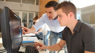 Regelmäßige Schulungen, die sicherstellen, dass sich Mitarbeiter der Cyber-Risiken bewusst sind, sind ein wichtiger Bestandteil der Cyber-Resilienz von Unternehmen. (Bild: goodluz - stock.adobe.com)