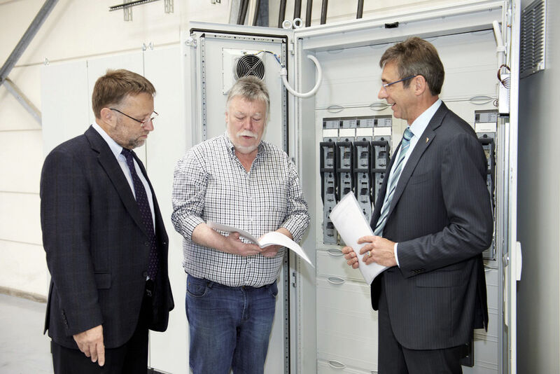 V.l.n.r.: Wolfgang Ehmer (Fachberater Rittal), Mathias Krakrügge (Energietechnik Breckerfeld) und Uwe Brasselmann (Inhaber Deller Plastics) (Rittal)