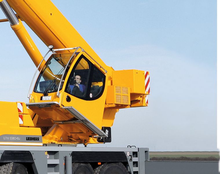 Die Herstellung großvolumiger Formteile, zum Beispiel der Kabinentür eines Mobilkrans, wird durch thermisches Spritzen effizienter. (Bild: Liebherr)