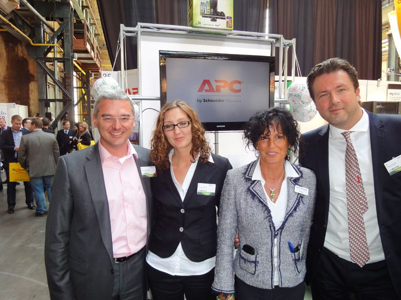 Andreas Guthmann (l.) und sein Netgear-Team machten nachbarschaftliche Werbung für APC. (Archiv: Vogel Business Media)