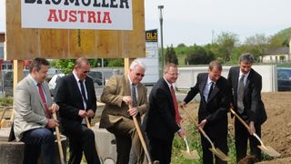 Spatenstich für den neuen Standort der Baumüller Austria GmbH am 2. Mai in Pasching, v.l.n.r: Ing. Peter Mair, Bürgermeister Pasching; Werner Herrmann, Vertriebsleiter Baumüller Austria; Jochen Loy, Mitglied der Geschäftsführung Baumüller Nürnberg; Andreas Baumüller, Mitglied der Geschäftsführung Baumüller Nürnberg; Ing. Michael Ziegler, Geschäftsführer Baumüller Austria; Peter Zifferer, Geschäftsführer Haller Bau. (Baumüller)