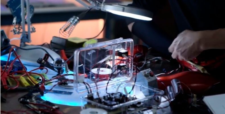 Mouser Innovation Lab: Iron-Man-Handschuh und Captain-America-Schild nachgebaut von Grant Imahara und Allen Pan (Bild: Mouser / Marvel)