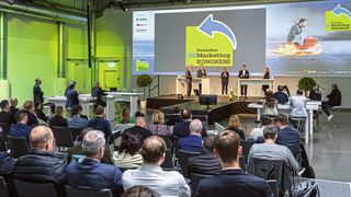 Am 27. April fand der Deutsche Remarketing Kongress 2022 in Würzburg statt. 250 Teilnehmer kamen zu dem Hybrid-Event unter dem Motto „Brandheißes Wissen für Ihr Gebrauchtwagenbusiness“.  (Bild: Stefan Bausewein, Hintergrundgrafik: © frank peters - stock.adobe.com)