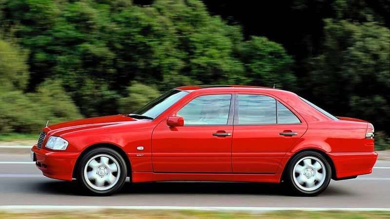 Tatsächlich orientierte sich die repräsentative Designsprache der unter Stardesigner Bruno Sacco gezeichneten C-Klasse auch an der kurz zuvor eingeführten S-Klasse. (Bild: Mercedes-Benz)