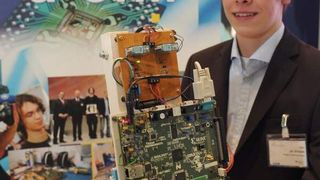 1. Platz für den IndukLoad von Colin de Vrieze vom Carl-Fuhlrott-Gymnasium in Wuppertal. Das Modell simuliert einen kompletten induktiven Ladevorgang: Der Prototyp besteht aus einem Fahrzeug mit einem Abstand von10cm zur Fahrbahn. Am Unterboden ist eine Spule befestigt. Ein Distanzsensor erfasst den Abstand der Spule zum Unterboden.  (Bild: VDE)