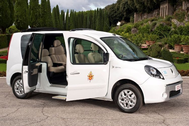 Den Kangoo ZE bietet Renault ab 26.180 Euro als Fünfsitzer und ab 23.800 Euro für den Lieferwagen. Die Batterien gibt es ab 72 Euro im Monat dazu. (Foto: Renault)